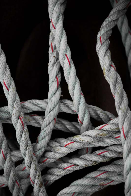 &Aring; finne den r&oslash;de tr&aring;den #1 | Veggbilder | Fotokunst til salgs | Kunstfoto | Kunst | Foto | Bilde